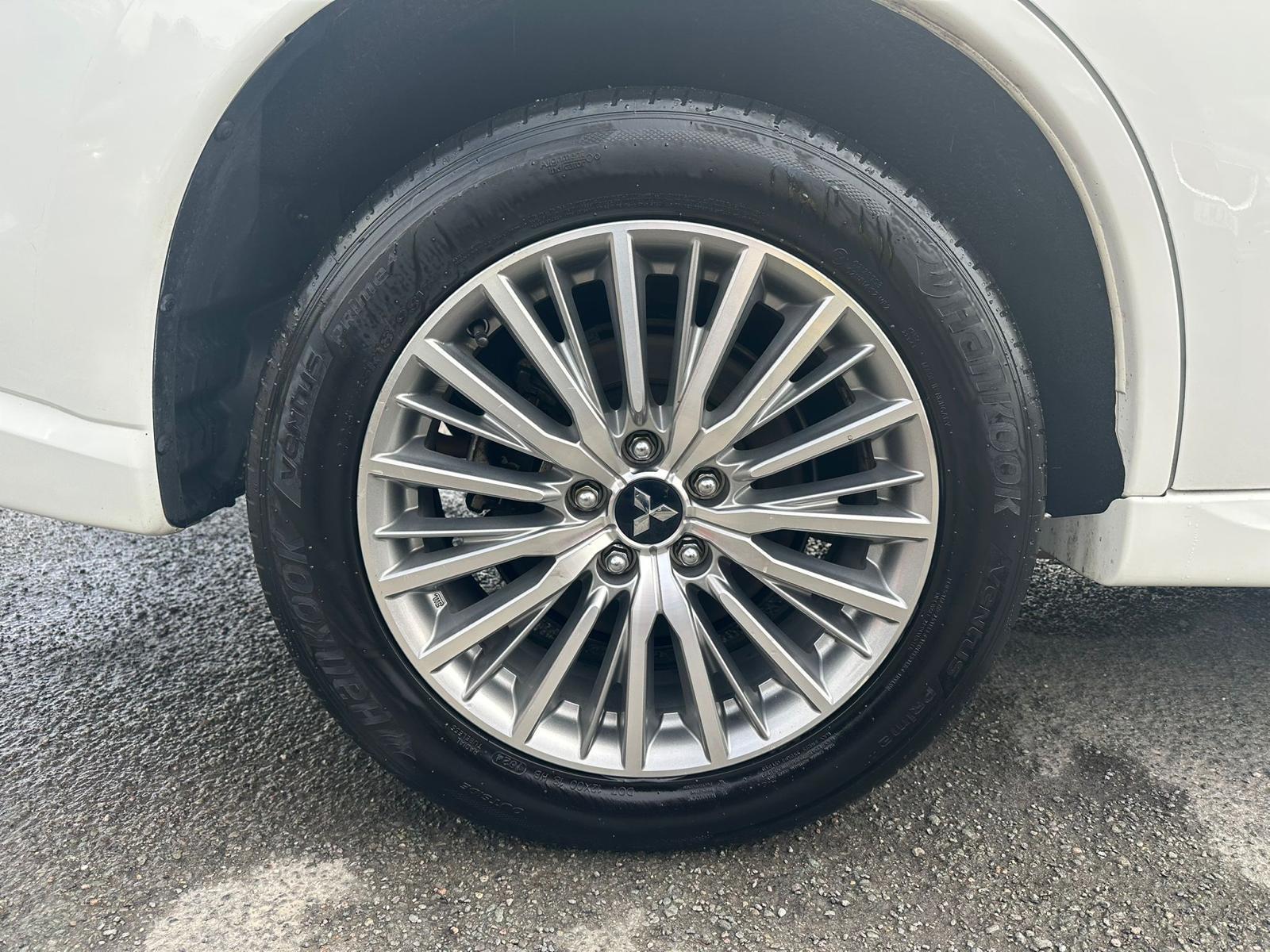 Mitsubishi Outlander 2.4h TwinMotor 13.8kWh Exceed Safety SUV 5dr Petrol Plug-in Hybrid CVT 4WD Euro 6 (s/s) (224 ps)