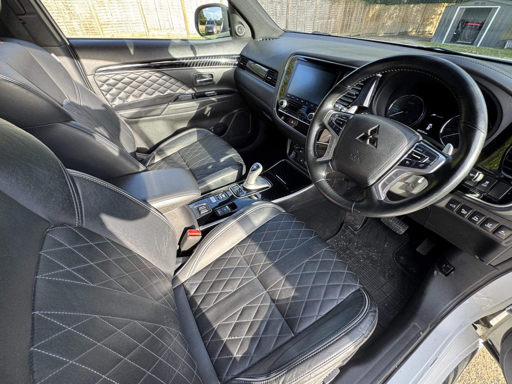 Mitsubishi Outlander 2.4h TwinMotor 13.8kWh Exceed Safety SUV 5dr Petrol Plug-in Hybrid CVT 4WD Euro 6 (s/s) (224 ps)