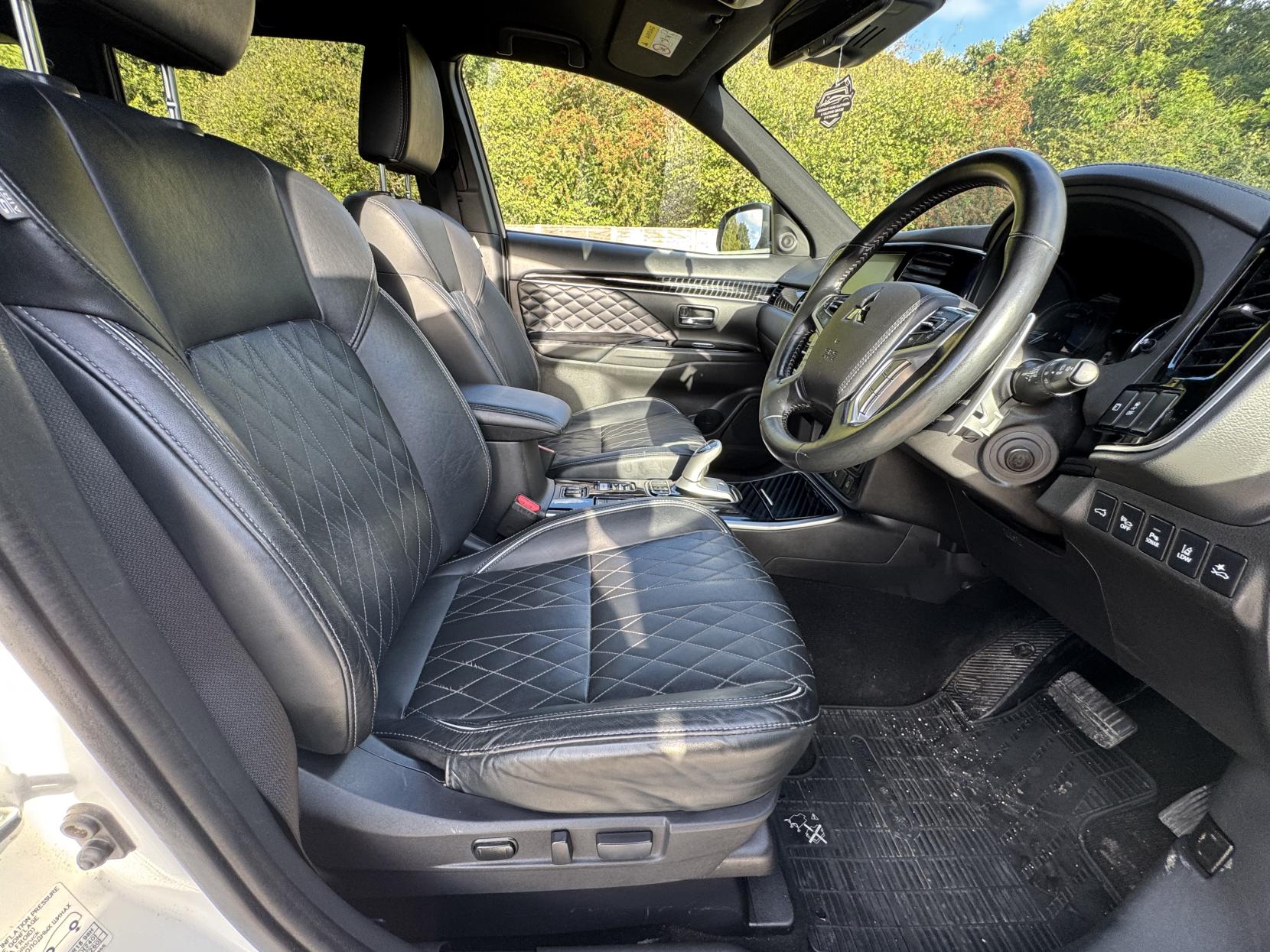 Mitsubishi Outlander 2.4h TwinMotor 13.8kWh Exceed Safety SUV 5dr Petrol Plug-in Hybrid CVT 4WD Euro 6 (s/s) (224 ps)